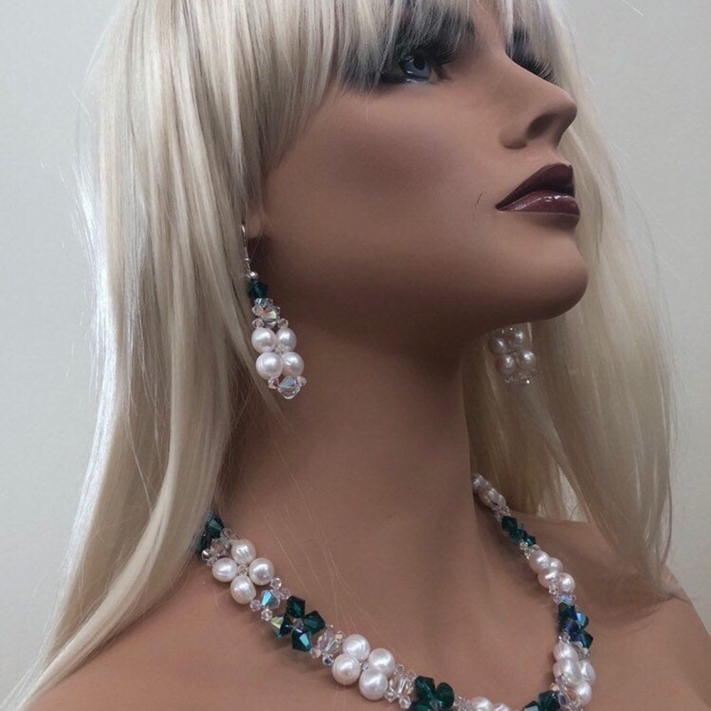 NWT Swarovski Pearl Crystal Necklace Set.